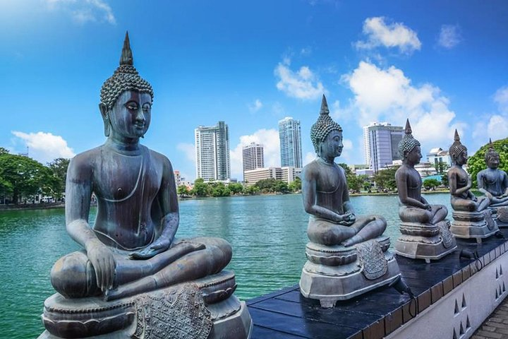 Gangaramaya (Buddhist) Temple & Beire Lake